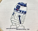 お好きなイラストをご希望の服や布に刺繍します お子さんが書いた絵やオリジナルイラストを刺繍いたします。 イメージ3