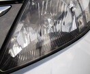 樹脂製ヘッドライト表面を片側から、簡易清掃します 茶色っぽくなってる、雲ってる方 イメージ1