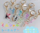 キラキラのイニシャルキーホルダーお作りします お好きな色とイニシャルでお作りするキーホルダーです イメージ1