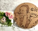 写真から似顔絵を制作し足形と一緒にコルクに焼きます 成長記念に残せる似顔絵と足形アート制作 イメージ3