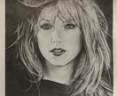 鉛筆画で人物の似顔絵を手描きで作成を致します 画像をもとに手描きの似顔絵描きます。一点もので原画送ります イメージ3
