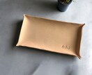 筆記体で名入れしたレザートレイ作成します 父の日など大切な方へのプレゼントに♪実用的で特別感のある一品 イメージ2