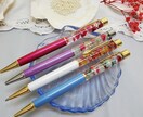 貴方だけのハーバリウムボールペンを作成します パールビーズ、花びら、金粉、水晶などを使用します。 イメージ4