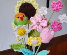 インコ羊毛フェルトと編み物ブーケの贈り物制作します 可愛いお花を長く楽しめるハンドメイドブーケをお届けします イメージ2