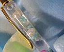 貴方だけのハーバリウムボールペンを作成します パールビーズ、花びら、金粉、水晶などを使用します。 イメージ1