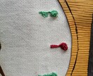 男女の語らいのイメージを刺繍で仕上げますます 手作り刺繍音符掛け時計完全手縫い イメージ4