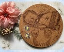 写真から似顔絵を制作し足形と一緒にコルクに焼きます 成長記念に残せる似顔絵と足形アート制作 イメージ6