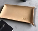 筆記体で名入れしたレザートレイ作成します 父の日など大切な方へのプレゼントに♪実用的で特別感のある一品 イメージ3