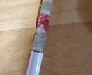 貴方だけのハーバリウムボールペンを作成します パールビーズ、花びら、金粉、水晶などを使用します。 イメージ3