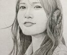 鉛筆でアナログ似顔絵(A5)を描かせていただきます お祝いや記念日などのプレゼントに最適です。 イメージ6