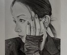 鉛筆画で人物の似顔絵を手描きで作成を致します 画像をもとに手描きの似顔絵描きます。一点もので原画送ります イメージ3