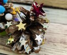 かわいいクリスマスツリーを作ります まつぼっくりを使ってキラキラのクリスマスにぴったりです！ イメージ3
