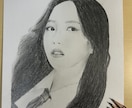 あなたの似顔絵、鉛筆でリアルに描きます 温かみのある似顔絵で、あなたや大切な人の表情を残しませんか？ イメージ1