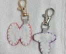 手刺繍イニシャルキーホルダー作成します 2Dネイル風のデザインのイニシャルキーホルダーです イメージ3