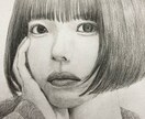 鉛筆でアナログ似顔絵(A5)を描かせていただきます お祝いや記念日などのプレゼントに最適です。 イメージ1