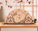 花の形をした木製木札の雛人形を作ります 真ん中に木札のある珍しいひな人形 イメージ1
