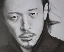 写真からリアルな似顔絵制作します 鉛筆(モノクロ)でスーパーリアルな似顔絵制作します。 イメージ2