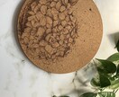 写真から似顔絵を制作し足形と一緒にコルクに焼きます 成長記念に残せる似顔絵と足形アート制作 イメージ9