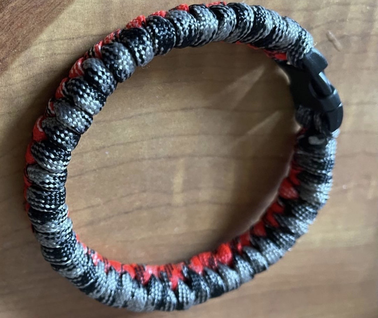 パラコードブレスレット作ります オーダーメイドでのパラコードブレスレットです。 イメージ3