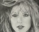 鉛筆画で人物の似顔絵を手描きで作成を致します 画像をもとに手描きの似顔絵描きます。一点もので原画送ります イメージ1