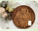 写真から似顔絵を制作し足形と一緒にコルクに焼きます 成長記念に残せる似顔絵と足形アート制作 イメージ5