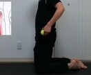 セラバンドで行える膝痛予防トレーニング教えます テニスボール１個で行える股関節を柔らかくする動画もプレゼント イメージ2