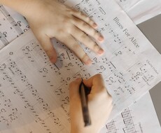 ピアノの楽譜にドレミと弾く指番号を書き込みます 園・学校の行事や結婚式の演奏に！ドレミと指番号で即練習！