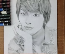 似顔絵をそっくりに描きます 送っていただいた画像を鉛筆で描きます！