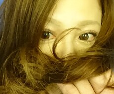 お酒呑みながら乾杯します イメージ1