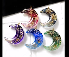 水晶を封入した宝石色に輝く魔法の三日月を作ります 選べる5色■ レジンネックレス■キーホルダー