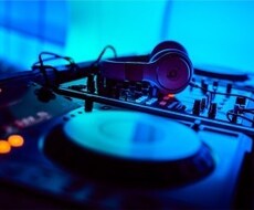 楽曲の繋ぎMIXをします 前の曲から次の曲へ違和感なく曲を繋ぐようにMIXをします
