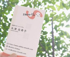 会話が生まれる名刺を作ります 裏面をしっかり活用して、SNSにもすぐに繋がる名刺を制作。