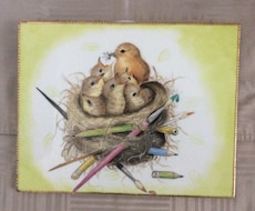 春のこの季節小鳥の誕生を陶板に描きます この時期軒下などで見る小鳥の誕光景を陶板に描きました