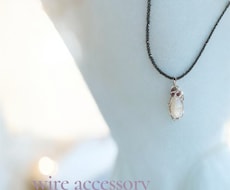 ワイヤーで天然石にバチカンを作りネックレスにします ネックレスとして使用できるように致します