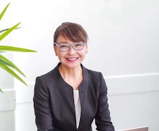女性カメラマンがビジネスプロフィール写真を撮ります イメージ1