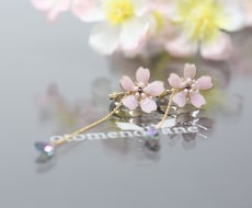 お好きなお花モチーフのアクセサリー制作します ピアス、イヤリング、ブローチなど、お好きなアクセサリーに。