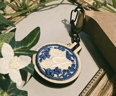 手刺繍によるイニシャルキーホルダーをお作り致します イメージ1