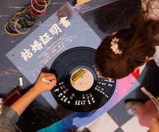 フェス婚｜レコードを使用した結婚証明書を作成します 音楽をテーマにした結婚式にぴったりの結婚証明書ができます！