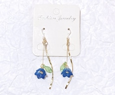 ネモフィライメージアクセサリーを売ります ピアスかイヤリングかお選びいただけます