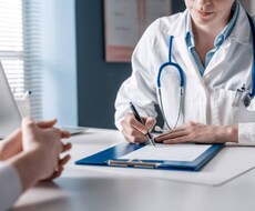 医師が受診の必要性・緊急性を助言します 病院に行く程かどうか、行くなら何科なのか迷っているアナタへ。