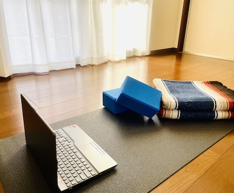 あぐらを楽にかけるようにするヨガレッスンします 股関節周りをほぐして快適にあぐらで座れるようになる イメージ1