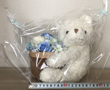 お花をたくさん使ったアレンジを作ります くまさんがお花がたくさんのバスケットを抱えているアレンジです イメージ2