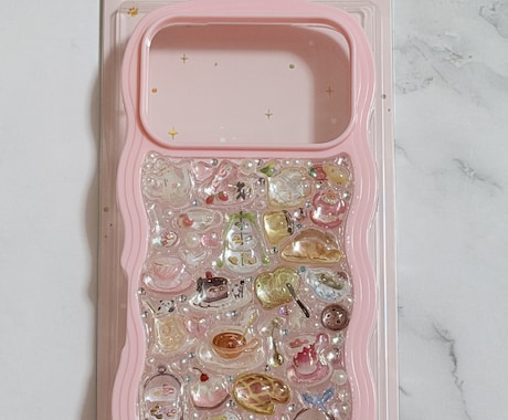 シール使ってデコレーションスマホケースを作成します ぷっくりシールをメインに可愛いスマホケース イメージ2