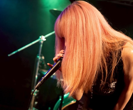 女性カメラマンがライブの様子を撮ります 動画もいいですが写真もいいですよ！ イメージ1