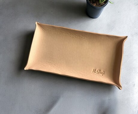 筆記体で名入れしたレザートレイ作成します 父の日など大切な方へのプレゼントに♪実用的で特別感のある一品 イメージ2