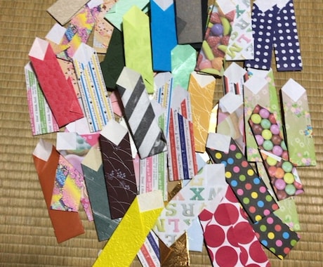 折り紙でお箸袋を作ってます お正月などのシーンで使いたい方にオススメです イメージ1