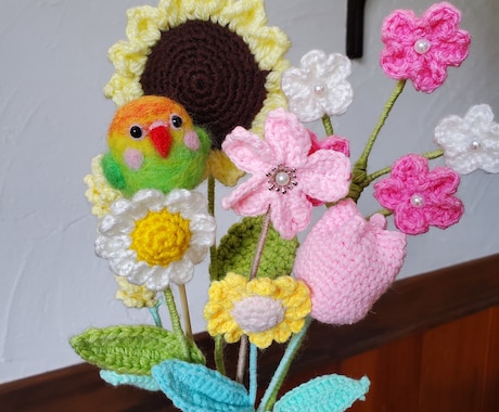 インコ羊毛フェルトと編み物ブーケの贈り物制作します 可愛いお花を長く楽しめるハンドメイドブーケをお届けします イメージ2