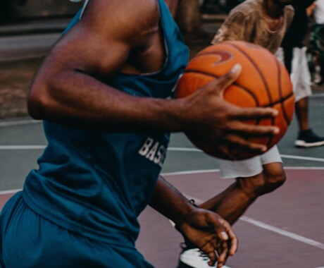 NBA選手もやっていたドリブル練習法教えます スキーの手袋でドリブル。基本の継続が一番大事 イメージ1