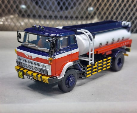 ミニカーのリペイント(お好きな色に塗装)します 20年自動車鈑金塗装をしてきたおじさんのミニカーの塗装です。 イメージ1