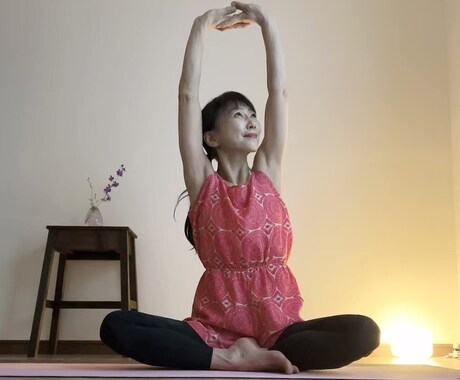 椅子でストレッチヨガ⭐︎肩凝り首凝り解消します 簡単ヨガで隙間時間にリフレッシュ⭐︎デスクワークの方に♡ イメージ1